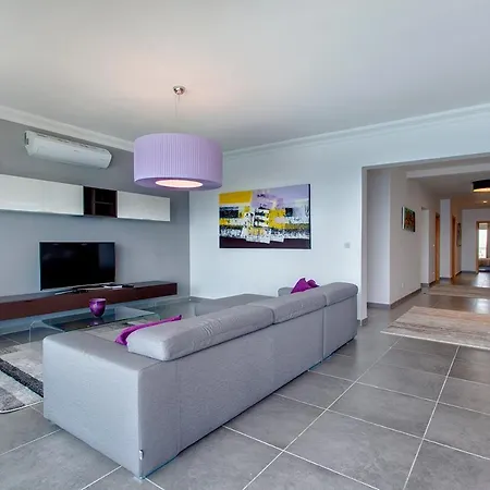 Pure Luxury With Pool Apartament